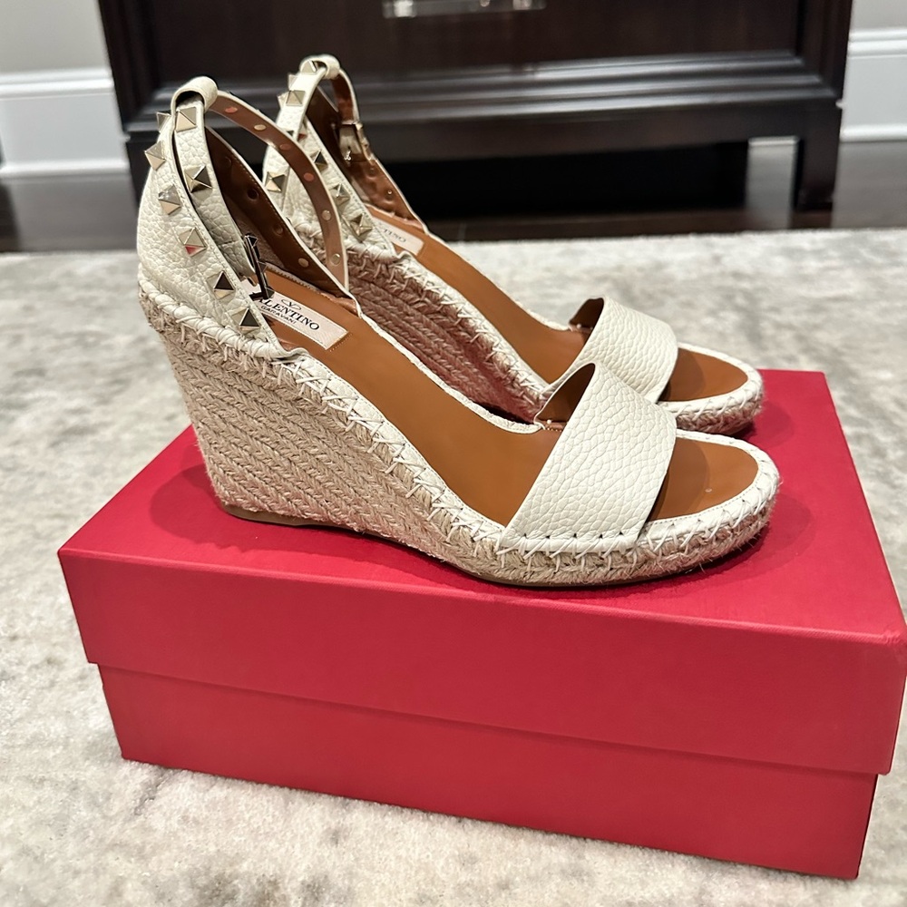 Valentino Rockstud Wedge Sandal SZ 39/ 9 in Ivory